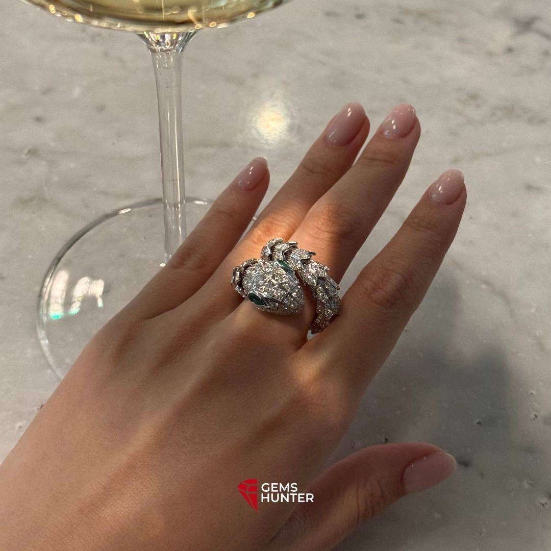 кольцо bulgari serpenti с бриллиантами 3,991сt и изумрудами 0,610 сt