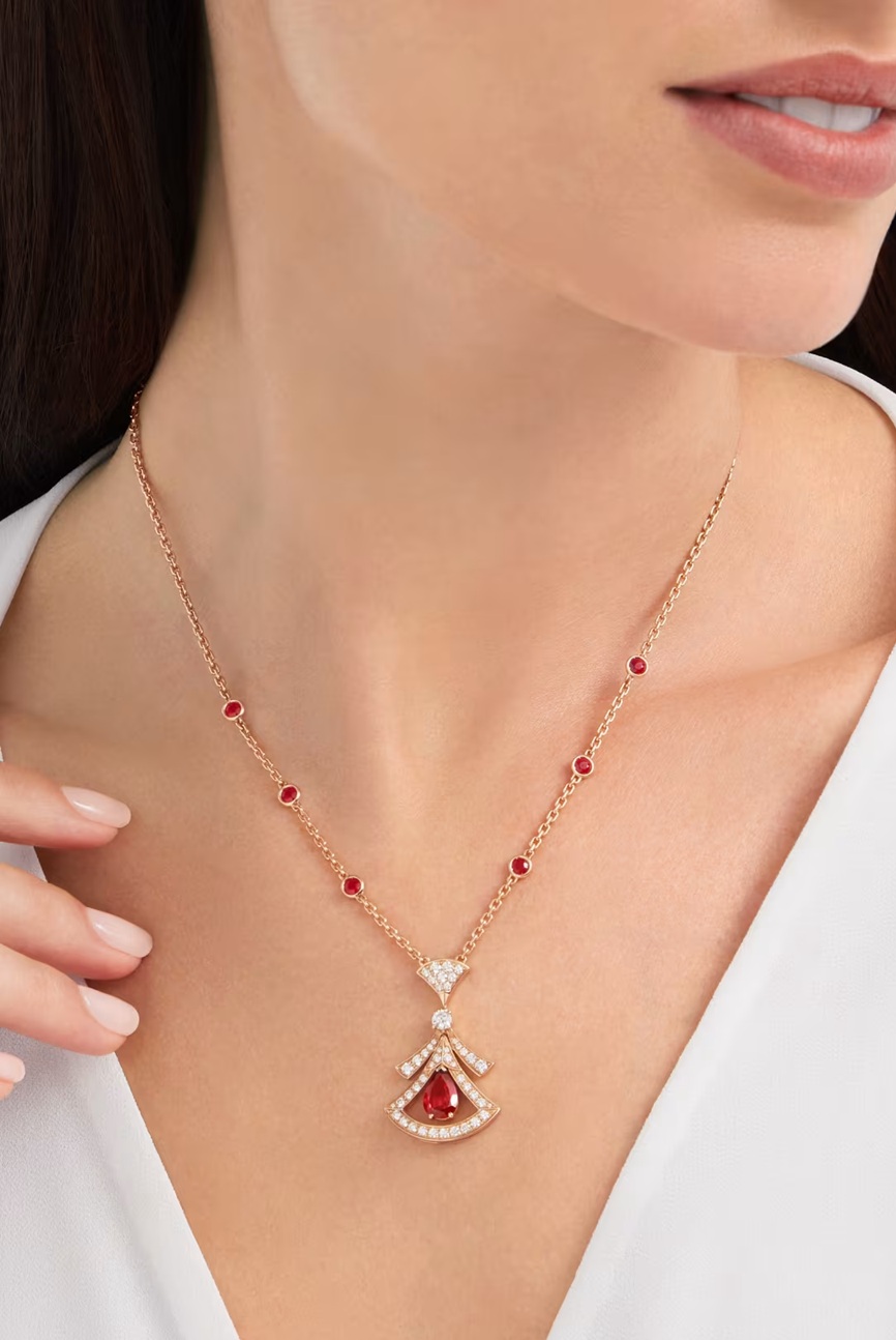 колье bvlgari divas dream розовое золото с рубинами и бриллиантами 0.86 ct. 