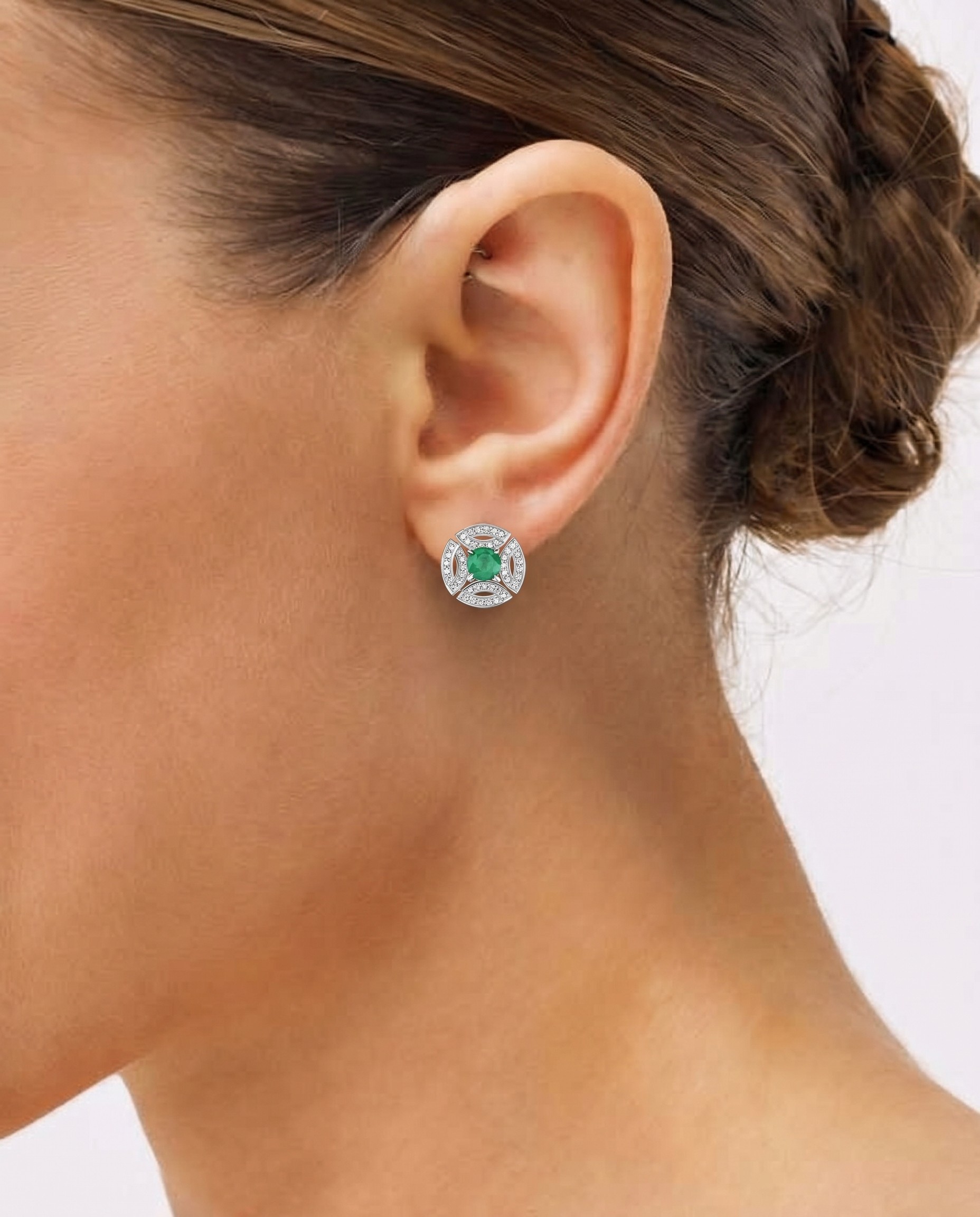 пусеты из белого золота с изумрудами 0.65 ct и бриллиантами 0.176 ct