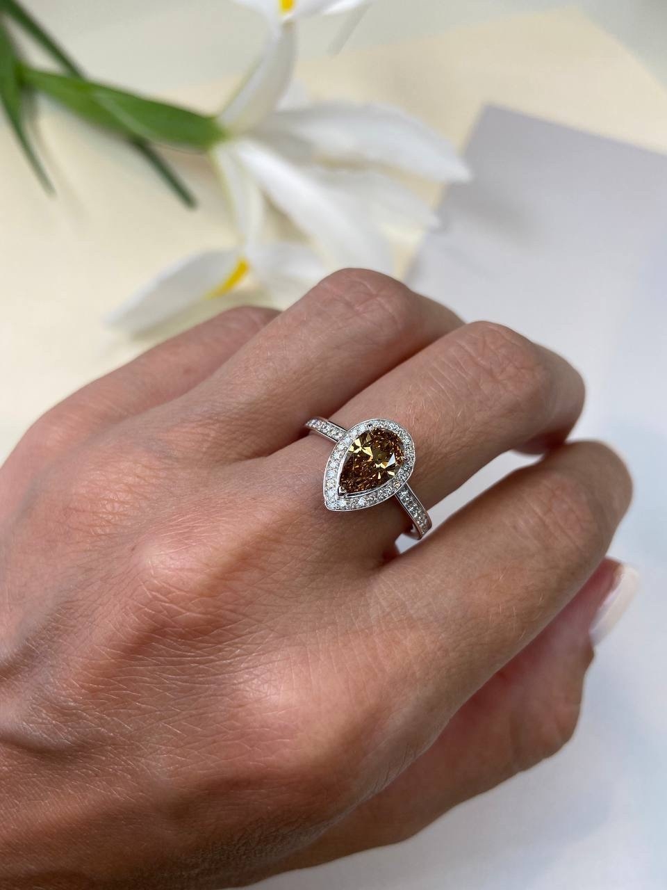 помолвочное кольцо из белого золота с желтым бриллиантом 1.23 ct и бриллиантами 0.32 ct