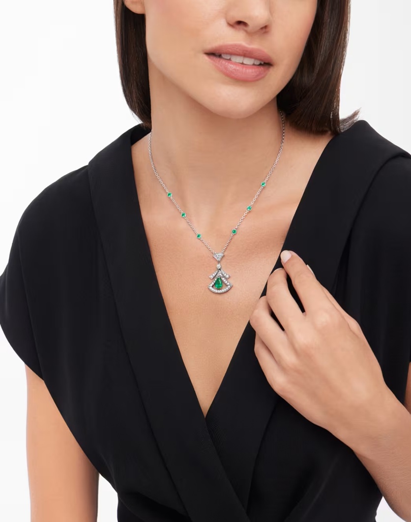 колье bvlgari divas dream белое золото с изумрудами и бриллиантами 0.86 ct. 