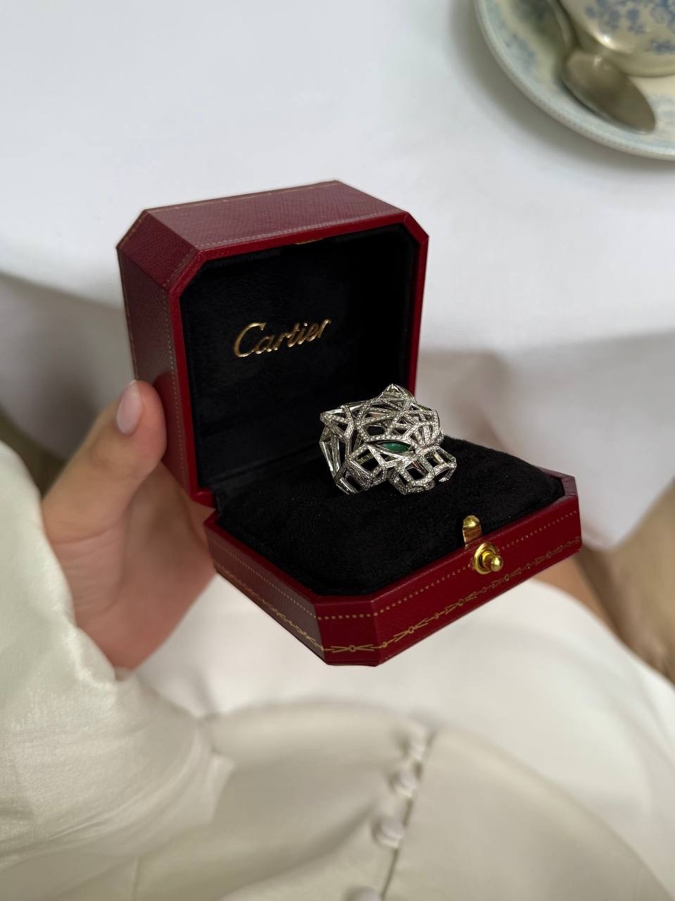 кольцо pantere de cartier в белом золоте с бриллиантами