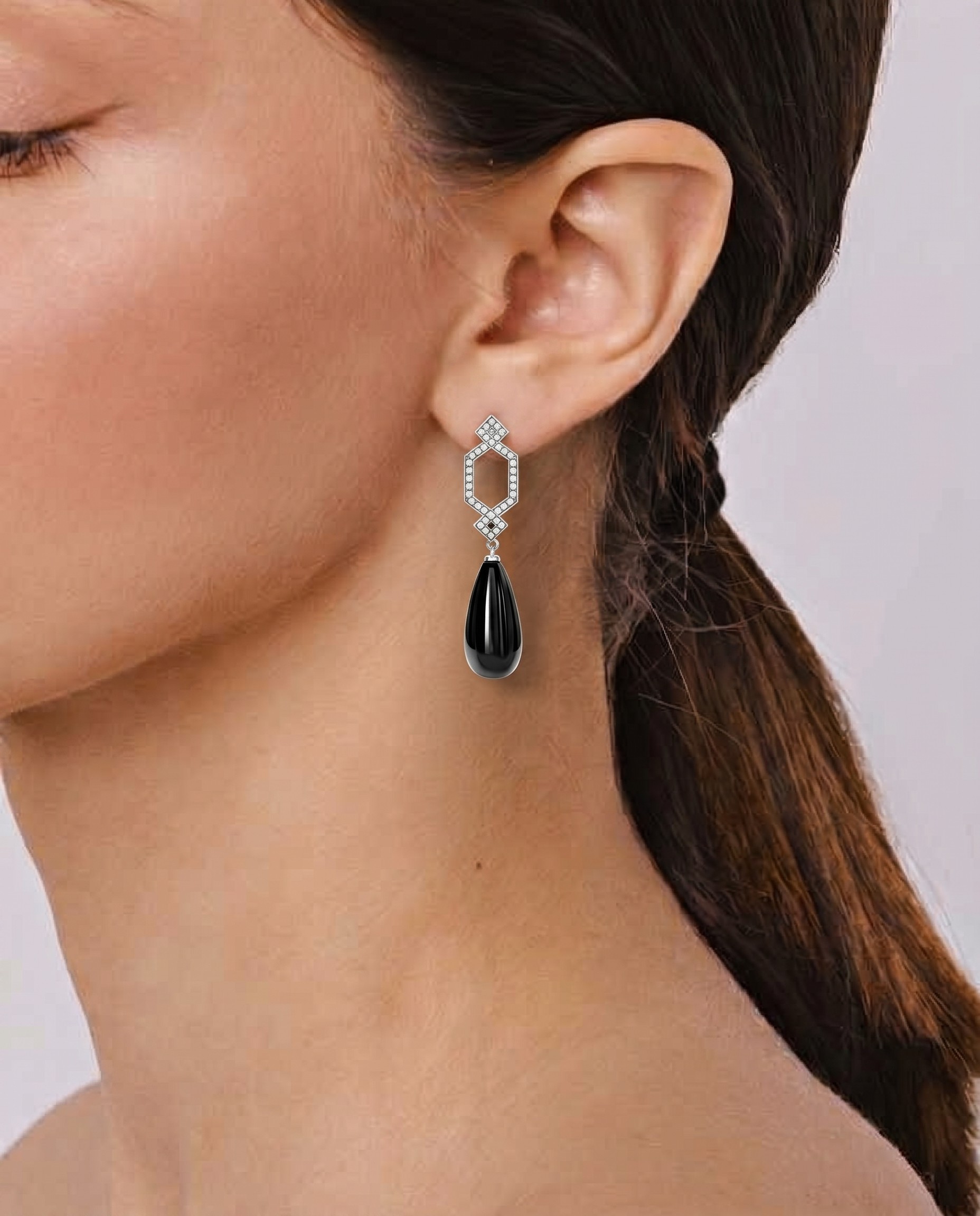 серьги из белого золота с ониксом и бриллиантами 0.43 ct