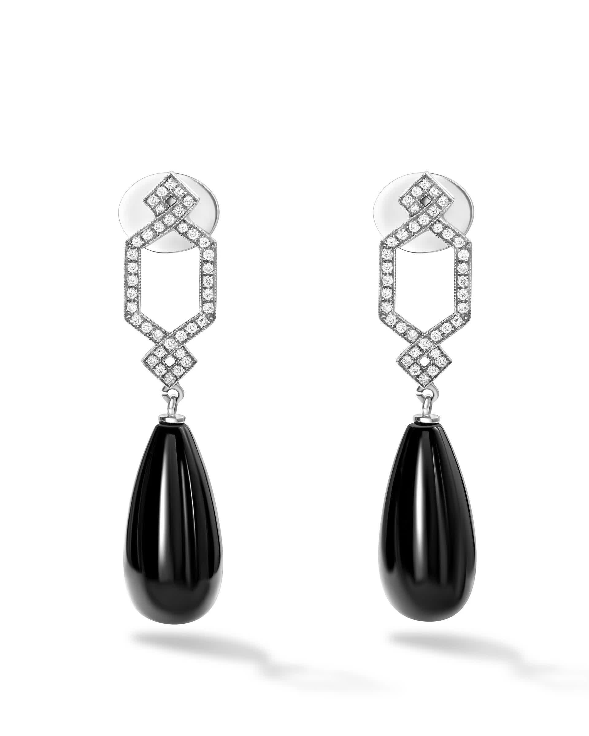 серьги из белого золота с ониксом и бриллиантами 0.43 ct