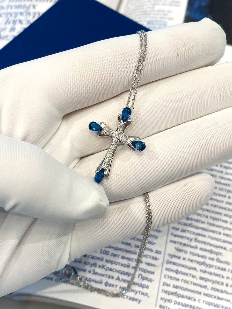 крест с  london топазами 0,99 ct. и бриллиантами 0,17 сt.