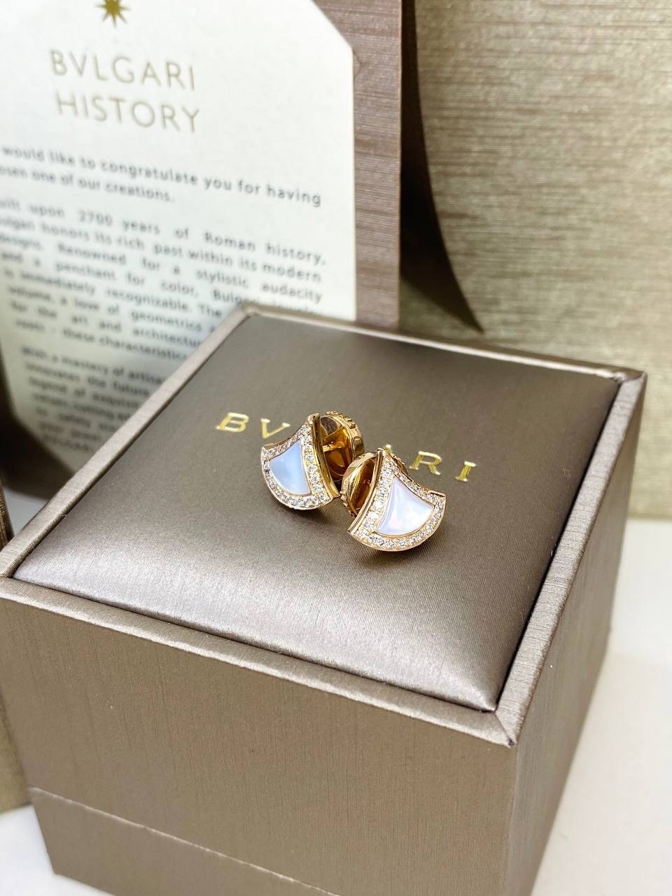 серьги-пуссеты bvlgari divas dream с перламутром и бриллиантами