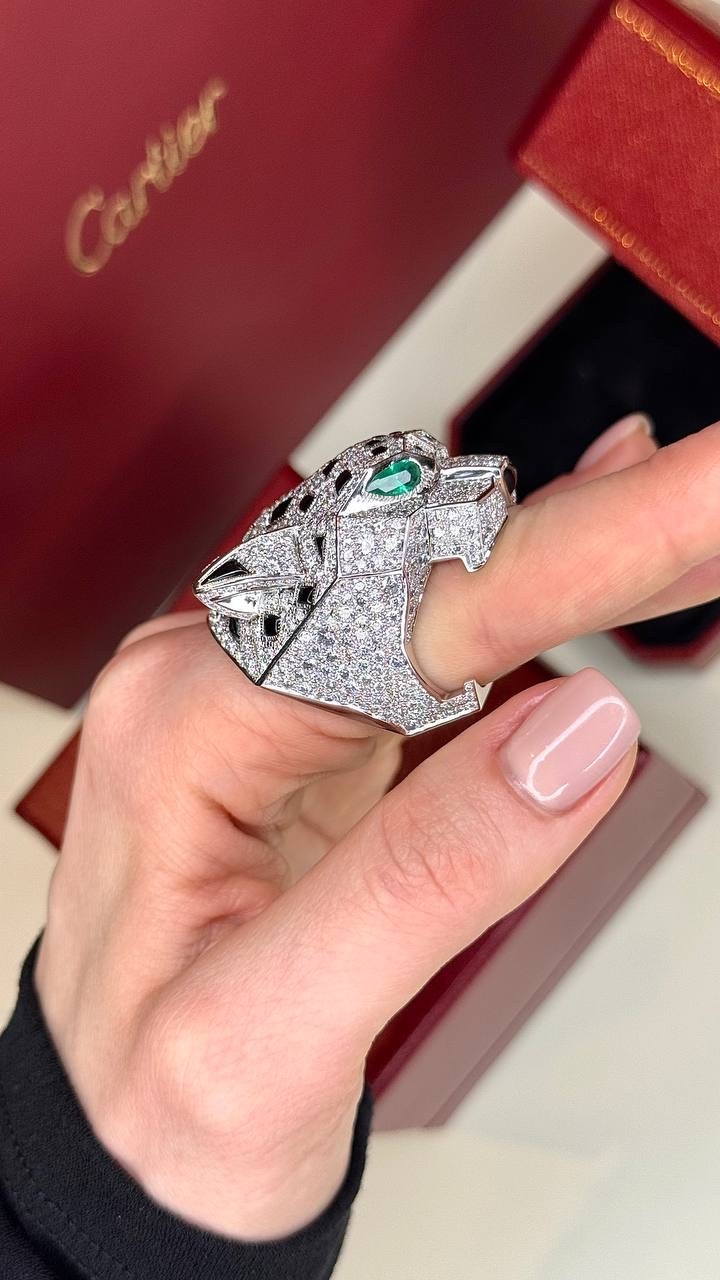 кольцо panthere de cartier с бриллиантами 8,494 ct и изумрудами 0,610 ct