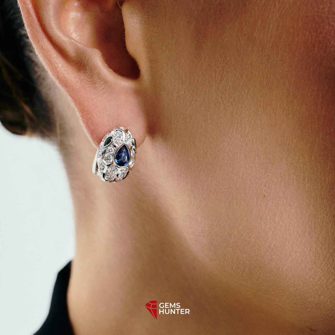 серьги bulgari serpenti из белого золота 750 пробы с бриллиантами 2,1 ct  и изумрудами 0,56 ct