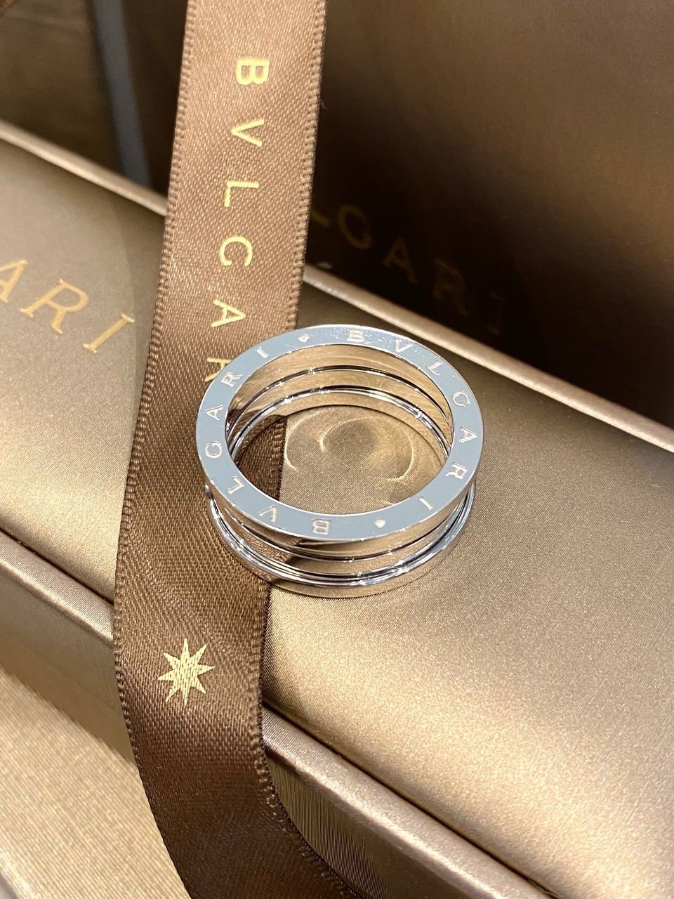 кольцо bvlgari b.zero1 в белом золоте, широкая модель 3 витка