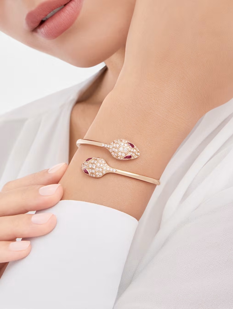 браслет serpenti seduttori розовое золото с рубеллитами и бриллиантами 1.08 ct.