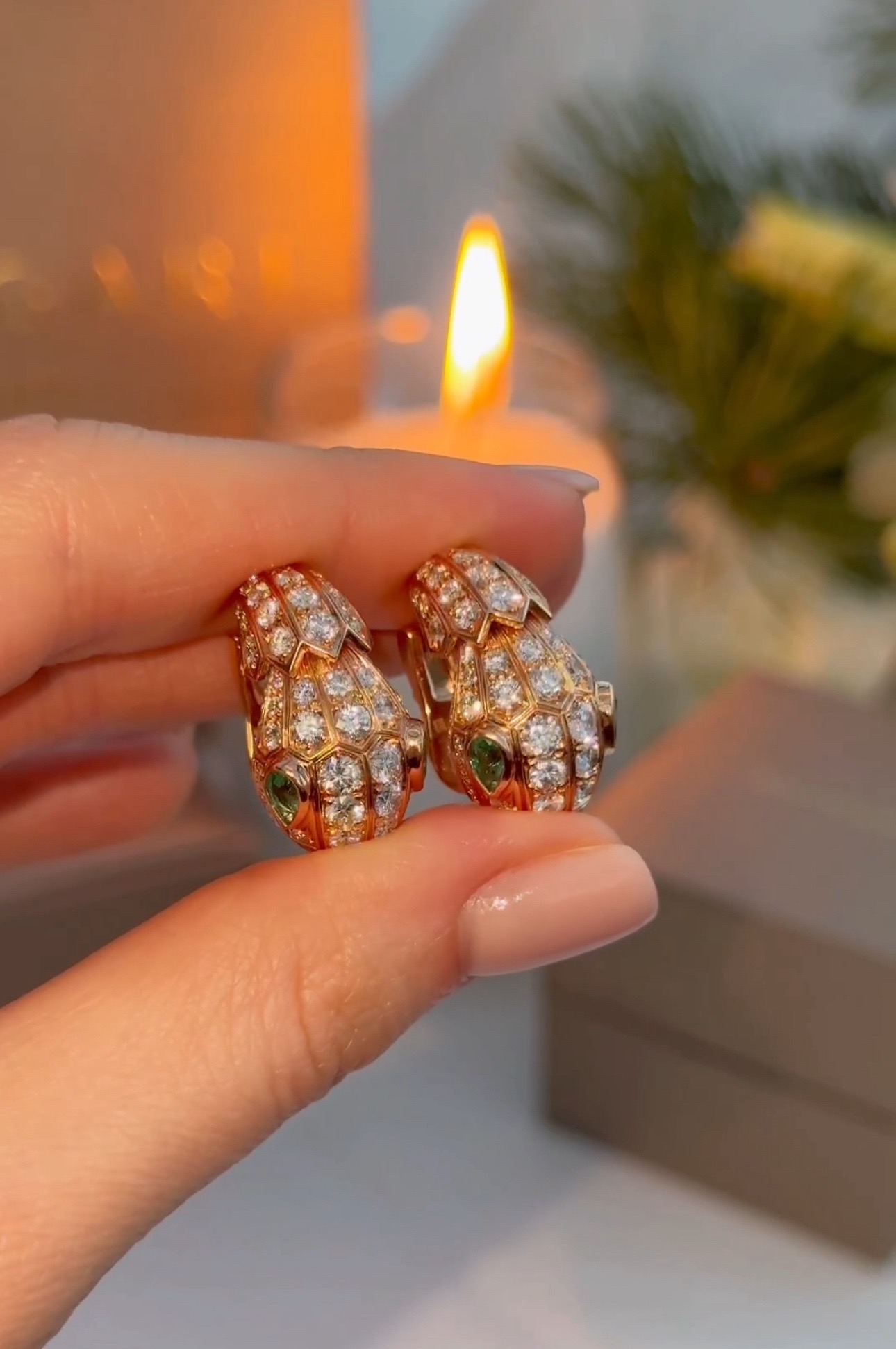 серьги bvlgari serpenti из желтого золота с изумрудами 0.554 ct и бриллиантами 2.1 ct