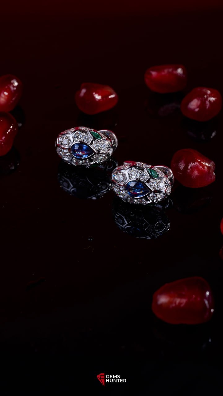 серьги bulgari serpenti из белого золота 750 пробы с бриллиантами 2,1 ct  и изумрудами 0,56 ct