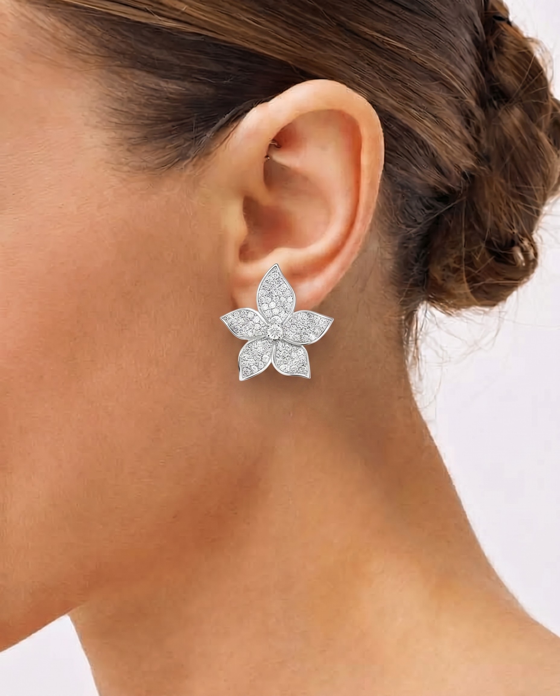 серьги-цветы из белого золота с бриллиантами 2,05 ct.