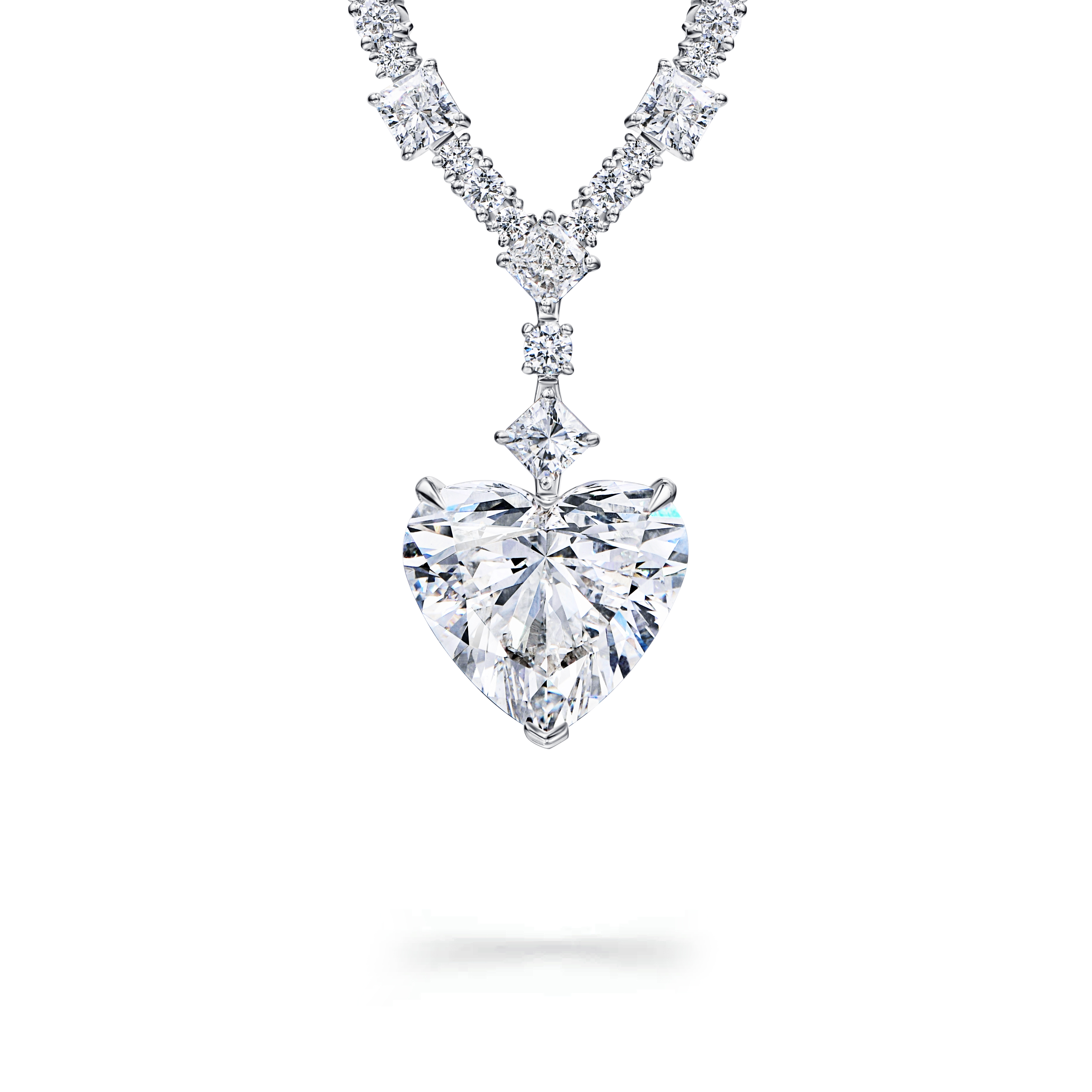 колье из белого золота с лабораторным бриллиантом 5.22 ct и бриллиантовым паве 10.38 ct