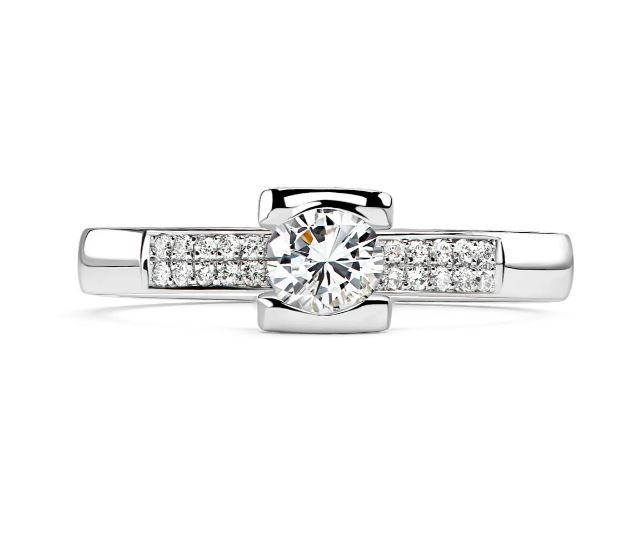 помолвочное кольцо из белого золота с бриллиантом 0.30 ct.