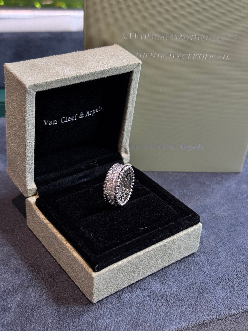 кольцо van cleef & arpels perlee из белого золота  с бриллиантами 1,18 ct