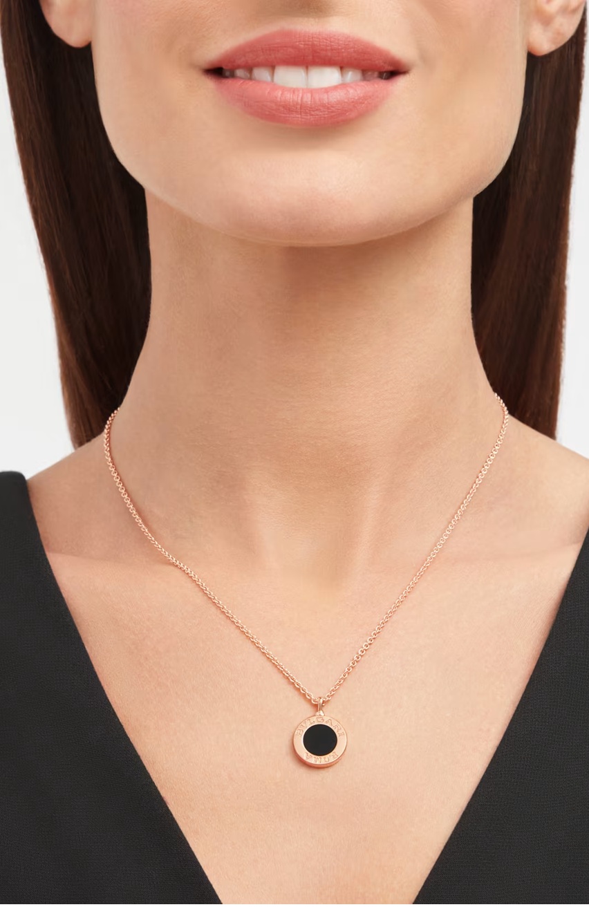 колье bvlgari bvlgari с ониксом и бриллиантами 0.34 ct.
