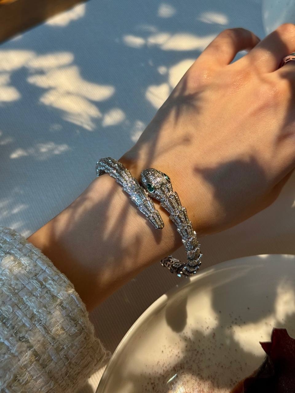 браслет bvlgari serpenti viper с бриллиантами 4,57 сt и изумрудами 0,30 ct