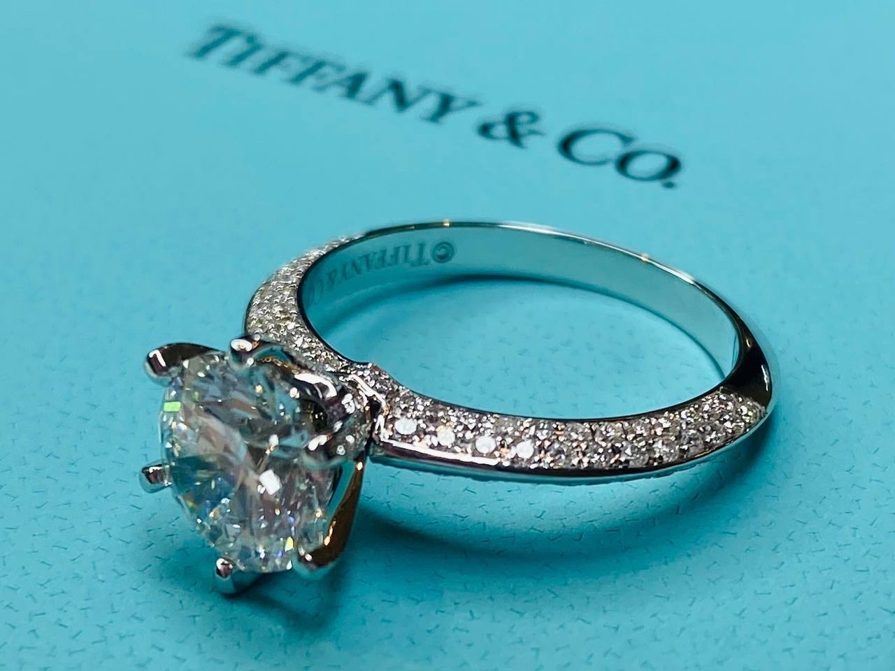 помолвочное кольцо из белого золота с бриллиантами 2.17 ct