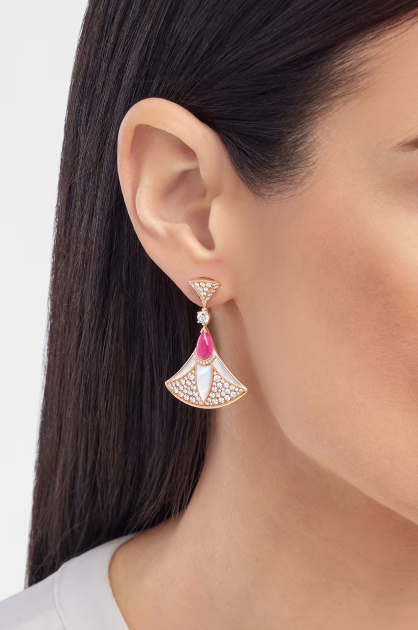 серьги bvlgari divas dream c перламутром, бриллиантами и рубеллитами