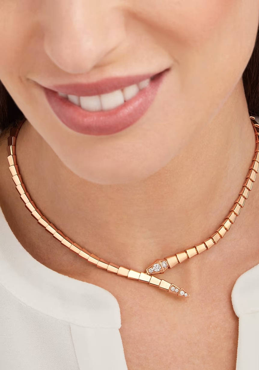 колье bvlgari serpenti viper розовое золото с бриллиантами 0.41 ct.