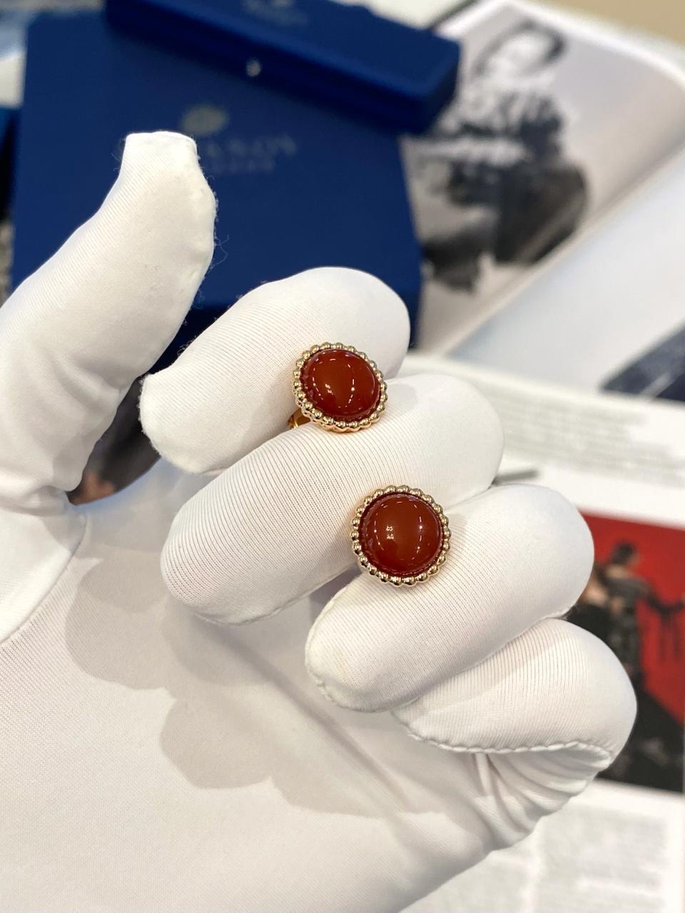 серьги  van cleef & arpels с сердоликом из розового золота