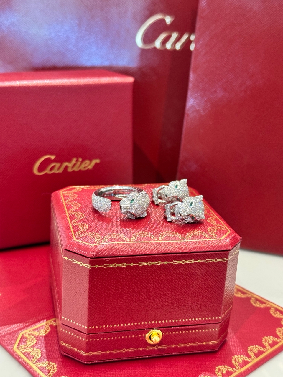 кольцо pantere de cartier с изумрудами и бриллиантами