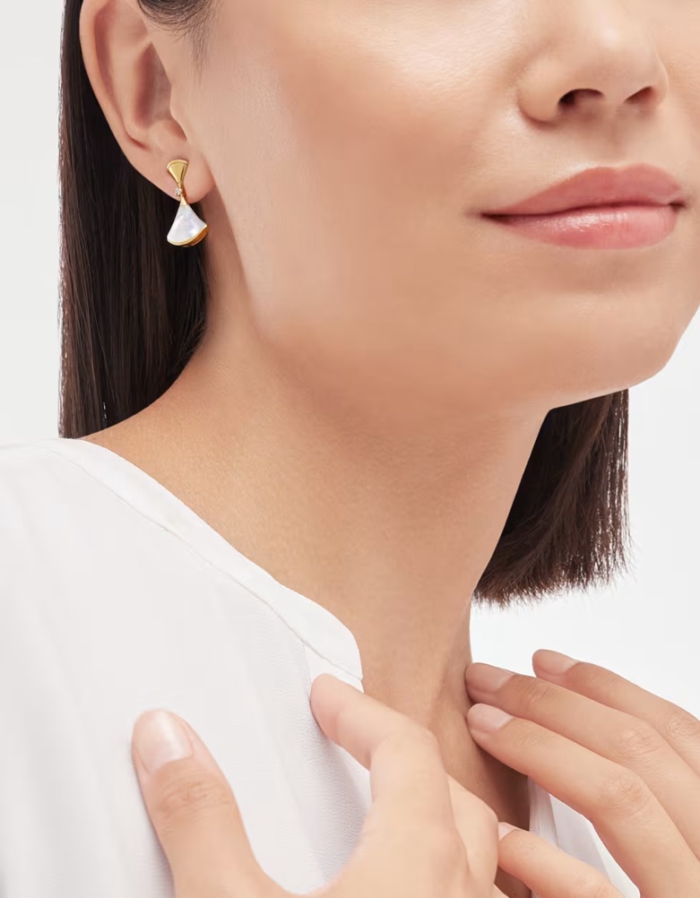 серьги bvlgari divas dream с перламутром и бриллиантами 0.07 ct.