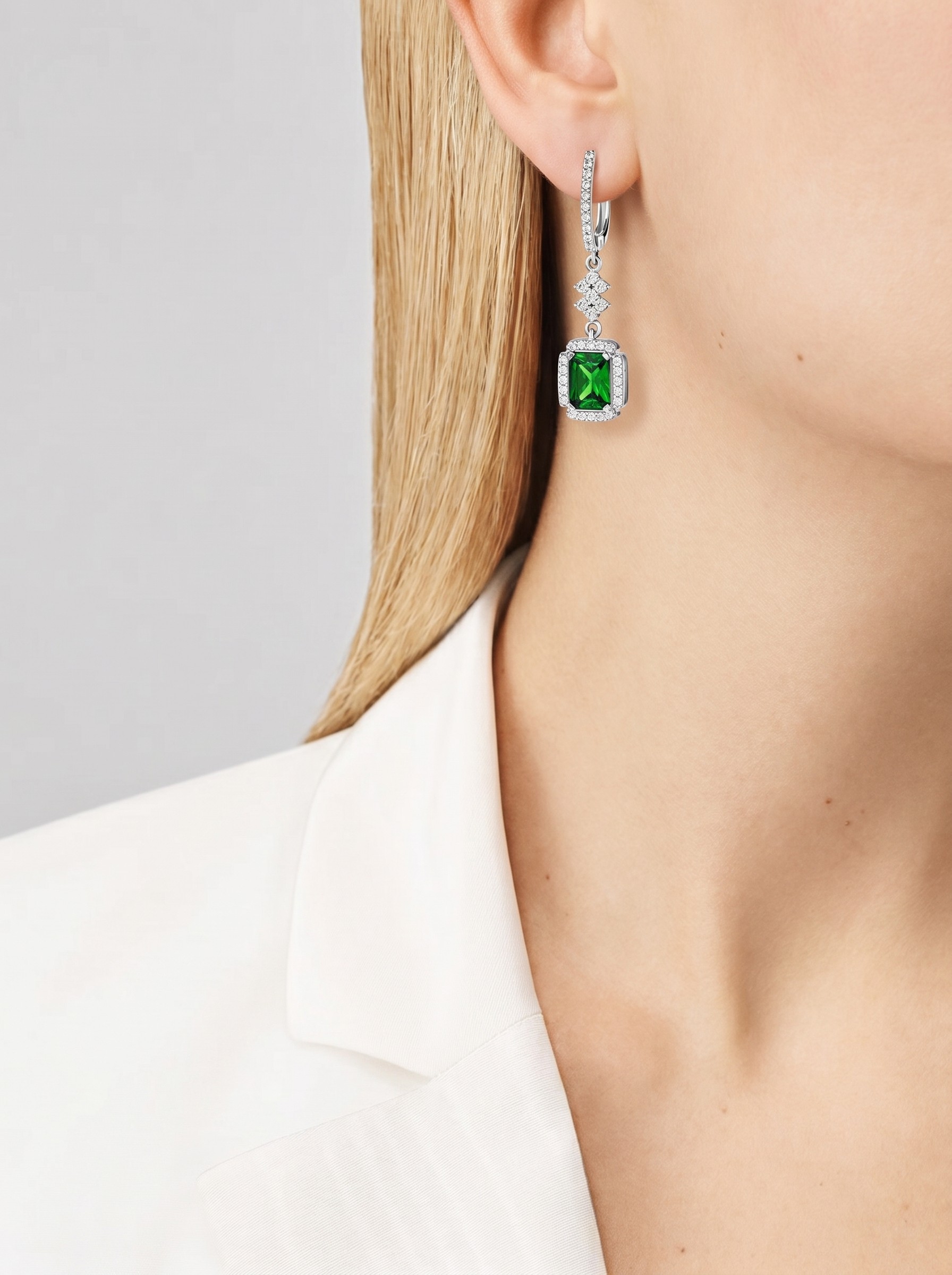 серьги из белого золота с изумрудами и бриллиантами 1.1 ct